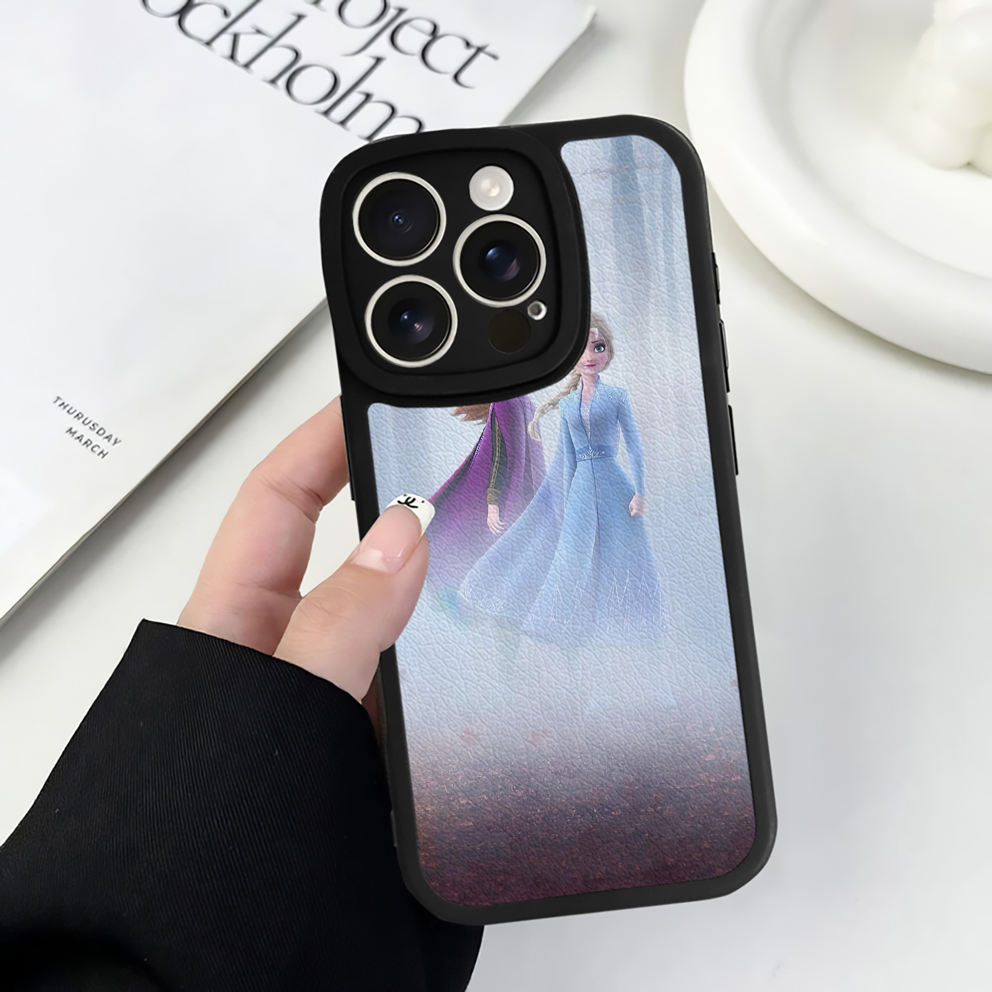 （画像用） アナと雪の女王 アンナ エルサ Frozen Anna Elsa 【iPhone 16シリーズ対応】シリコンスマホケース（レザー調） 材質：シリコン